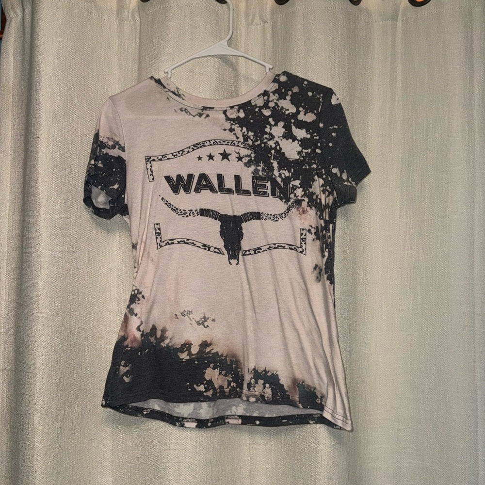 Women's Black and White Graphic Wallen Top